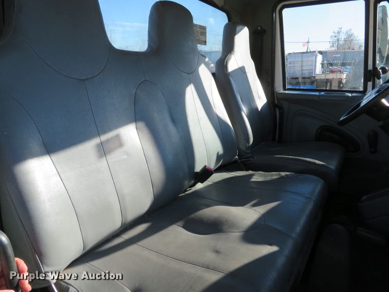 image for item GI9028 2005 International 4200 flatbed truck