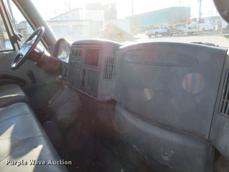 image for item GI9028 2005 International 4200 flatbed truck