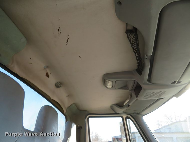 image for item GI9028 2005 International 4200 flatbed truck