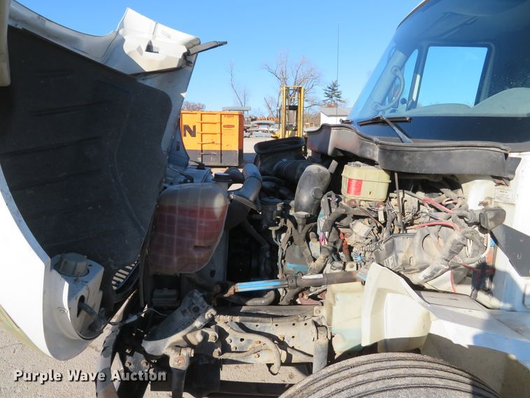 image for item GI9028 2005 International 4200 flatbed truck