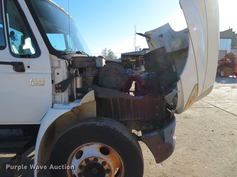 image for item GI9028 2005 International 4200 flatbed truck