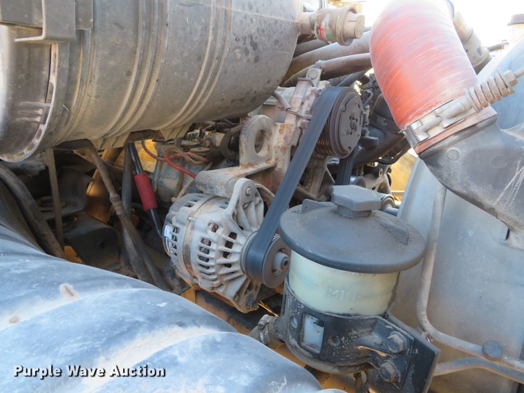 image for item GI9028 2005 International 4200 flatbed truck