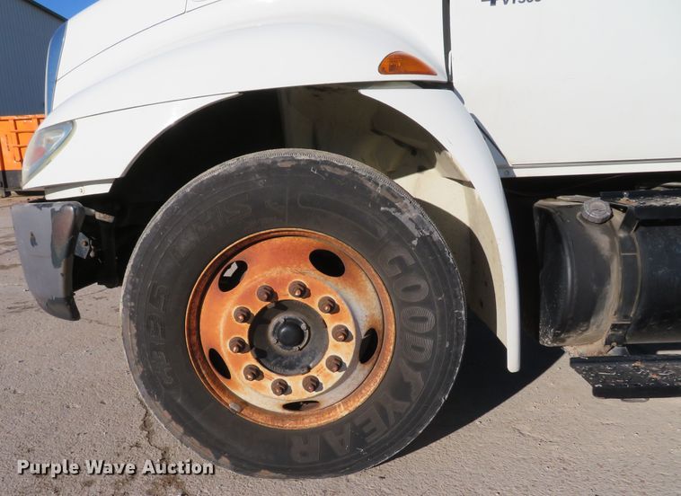 image for item GI9028 2005 International 4200 flatbed truck