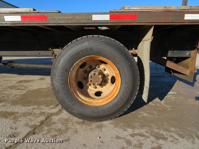 image for item GI9028 2005 International 4200 flatbed truck