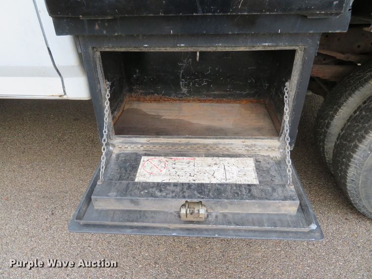 image for item GI9031 1997 Ford F350 XL flatbed pickup truck