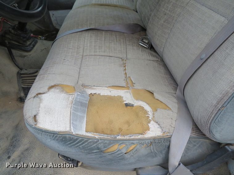 image for item GI9031 1997 Ford F350 XL flatbed pickup truck