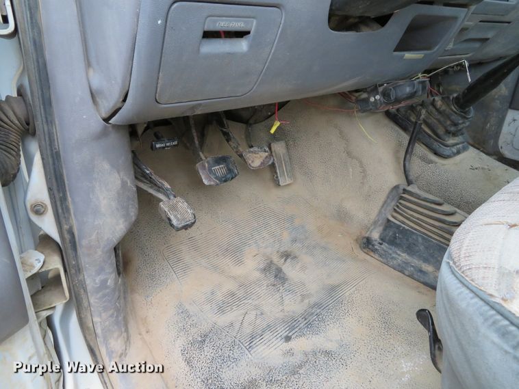 image for item GI9031 1997 Ford F350 XL flatbed pickup truck