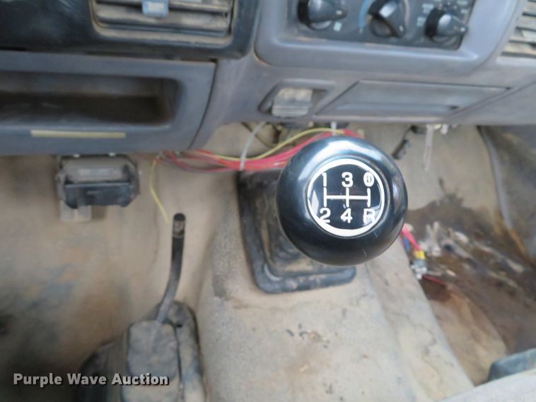 image for item GI9031 1997 Ford F350 XL flatbed pickup truck