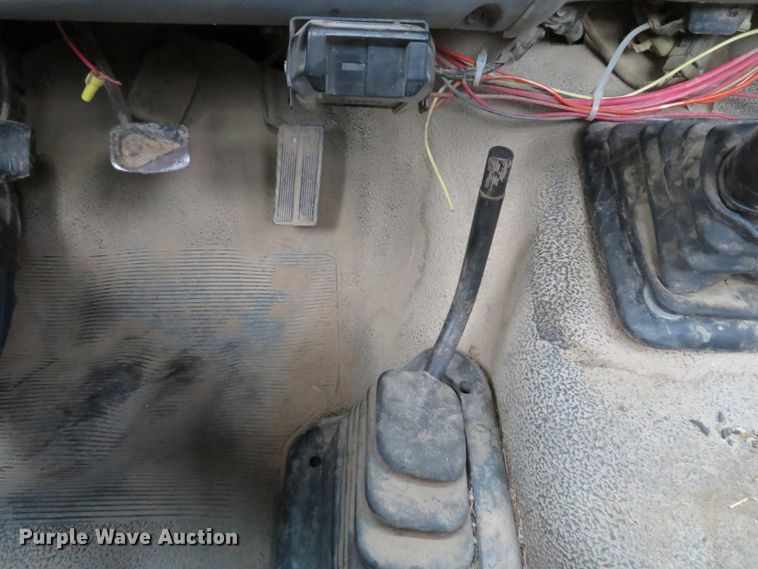 image for item GI9031 1997 Ford F350 XL flatbed pickup truck