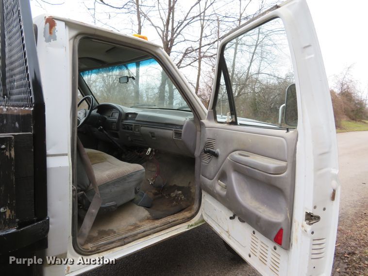 image for item GI9031 1997 Ford F350 XL flatbed pickup truck