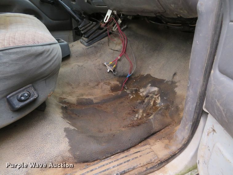 image for item GI9031 1997 Ford F350 XL flatbed pickup truck