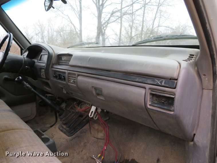 image for item GI9031 1997 Ford F350 XL flatbed pickup truck