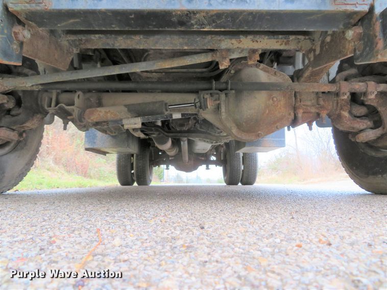 image for item GI9031 1997 Ford F350 XL flatbed pickup truck