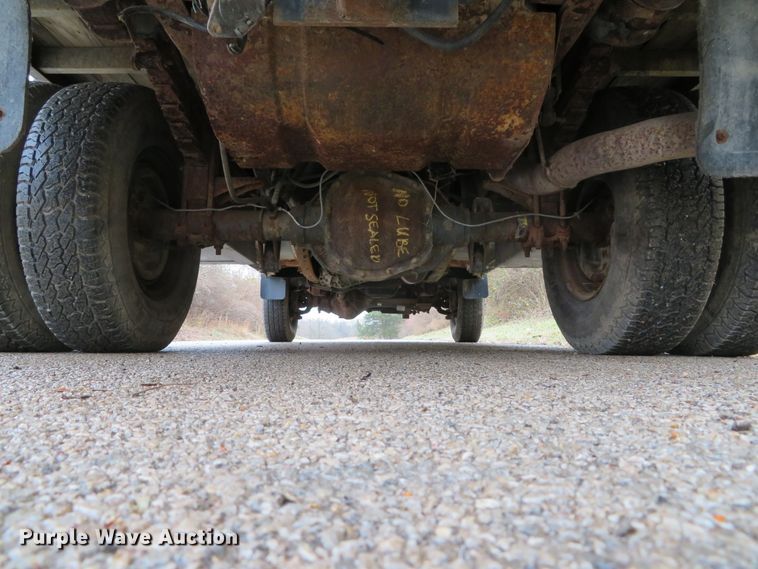 image for item GI9031 1997 Ford F350 XL flatbed pickup truck