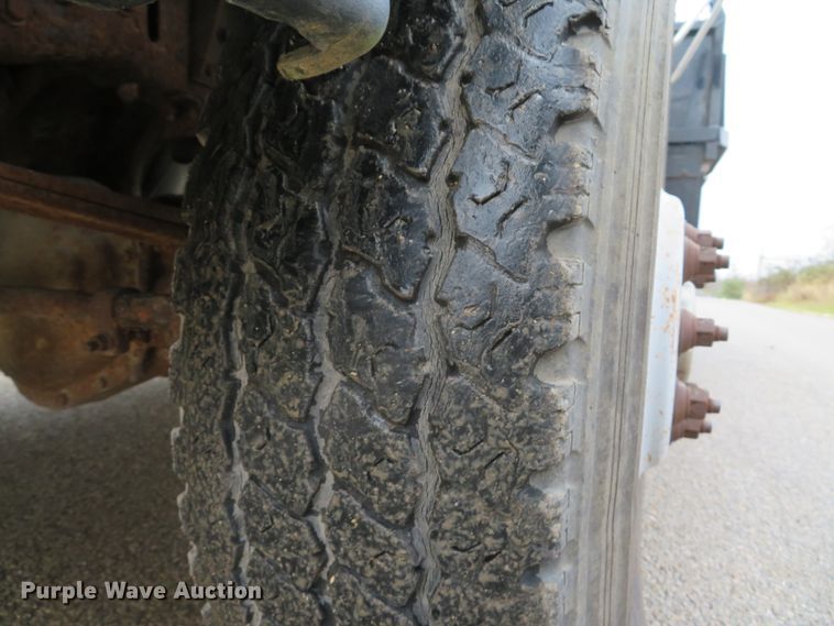 image for item GI9031 1997 Ford F350 XL flatbed pickup truck