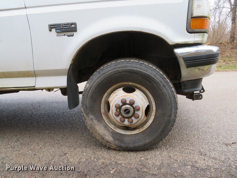 image for item GI9031 1997 Ford F350 XL flatbed pickup truck