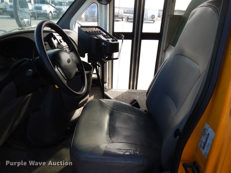 image for item GJ9155 2002 Ford E450 school bus