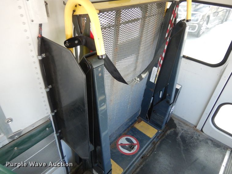 image for item GJ9155 2002 Ford E450 school bus