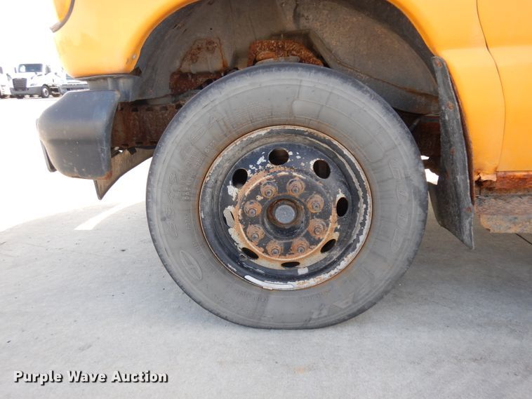 image for item GJ9155 2002 Ford E450 school bus