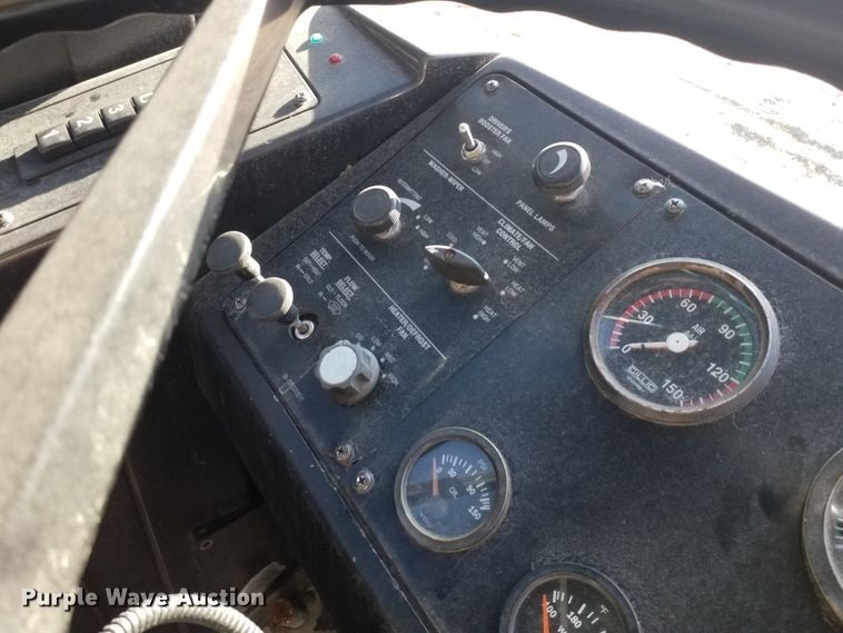 image for item GJ9182 2001 Gillig transit bus