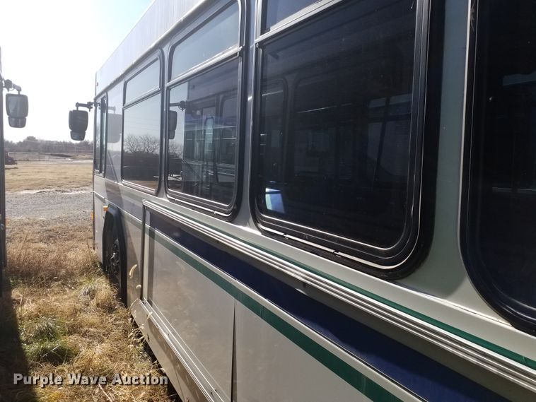 image for item GJ9185 2001 Gillig transit bus