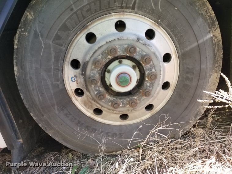 image for item GJ9185 2001 Gillig transit bus