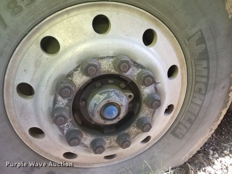 image for item GJ9189 2001 Gillig transit bus