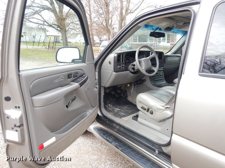 image for item H1211 2002 GMC Yukon Denali SUV