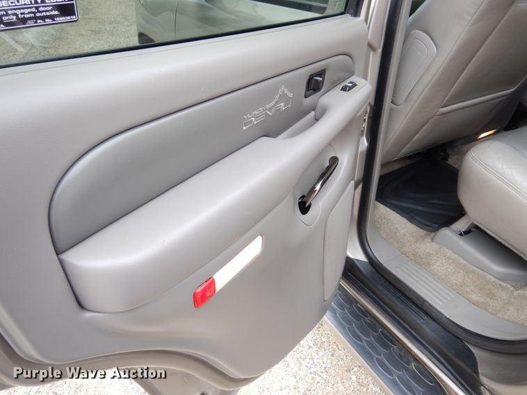 image for item H1211 2002 GMC Yukon Denali SUV