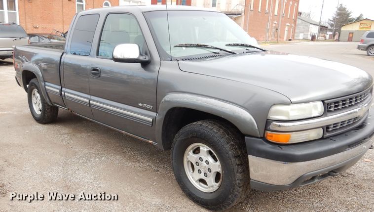 image for item H1212 1999 Chevrolet Silverado 1500 Ext. Cab pickup truck