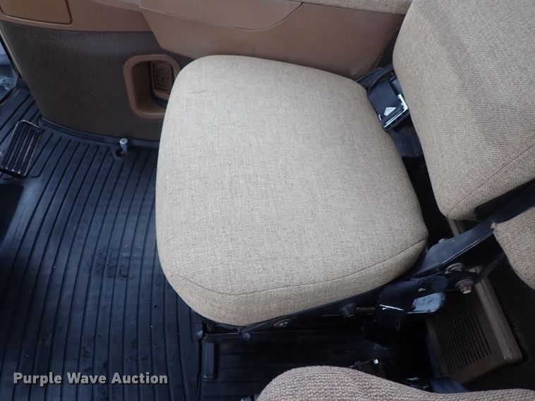 image for item DC3487 1998 John Deere 9400 4WD tractor