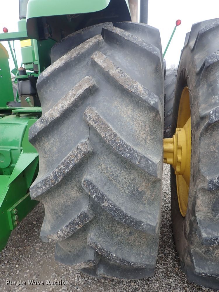 image for item DC3487 1998 John Deere 9400 4WD tractor