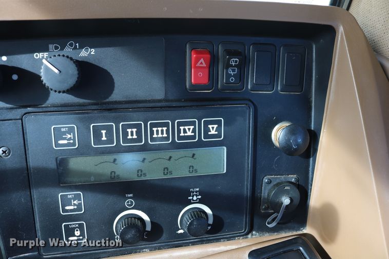 image for item DD6057 1997 John Deere 9400 4WD tractor