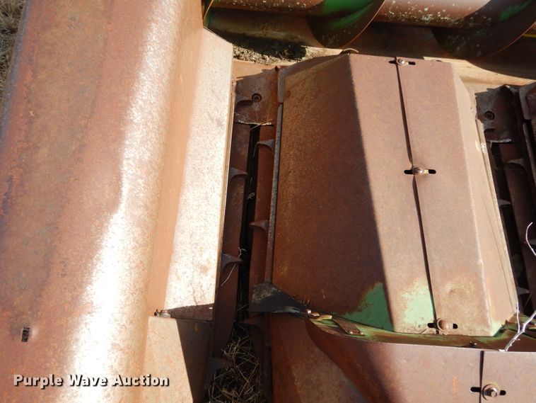 image for item DE4166 John Deere 643 corn head