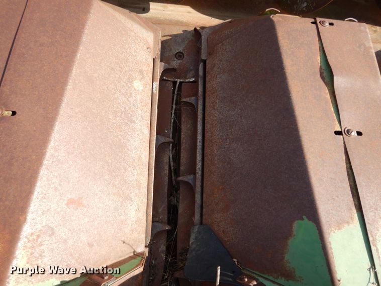 image for item DE4166 John Deere 643 corn head