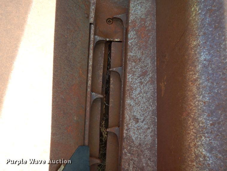 image for item DE4166 John Deere 643 corn head