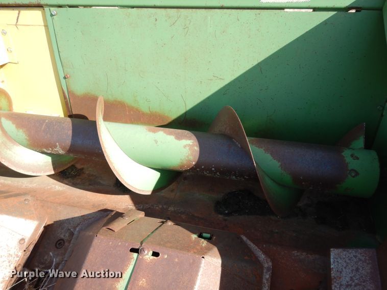 image for item DE4166 John Deere 643 corn head