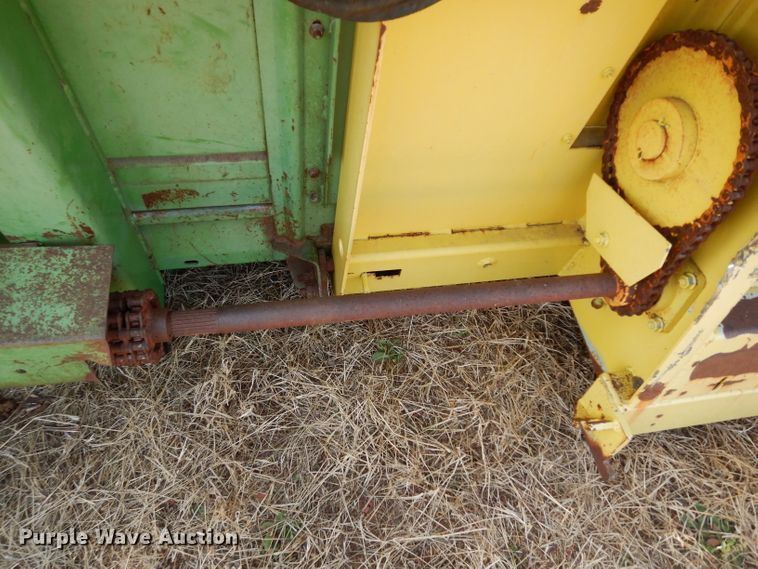 image for item DE4166 John Deere 643 corn head