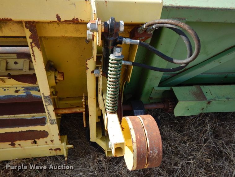 image for item DE4166 John Deere 643 corn head