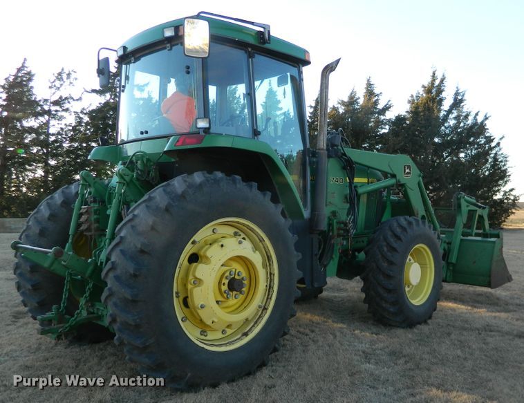 image for item DE4370 2001 John Deere 7610 MFWD tractor