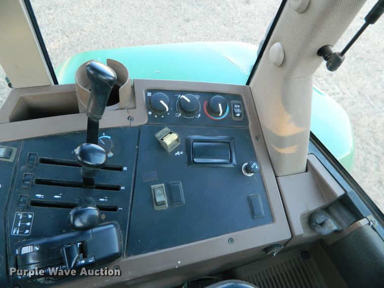 image for item DE4370 2001 John Deere 7610 MFWD tractor