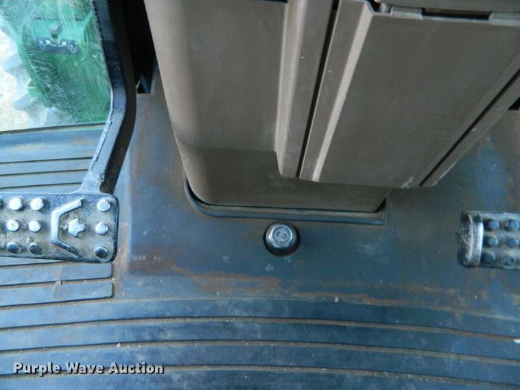 image for item DE4370 2001 John Deere 7610 MFWD tractor