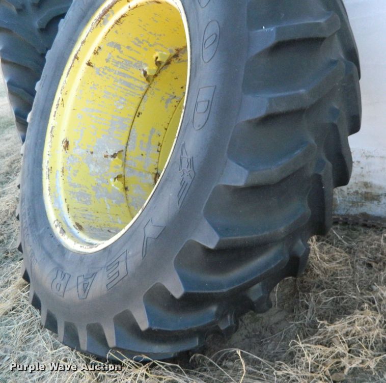 image for item DE4370 2001 John Deere 7610 MFWD tractor