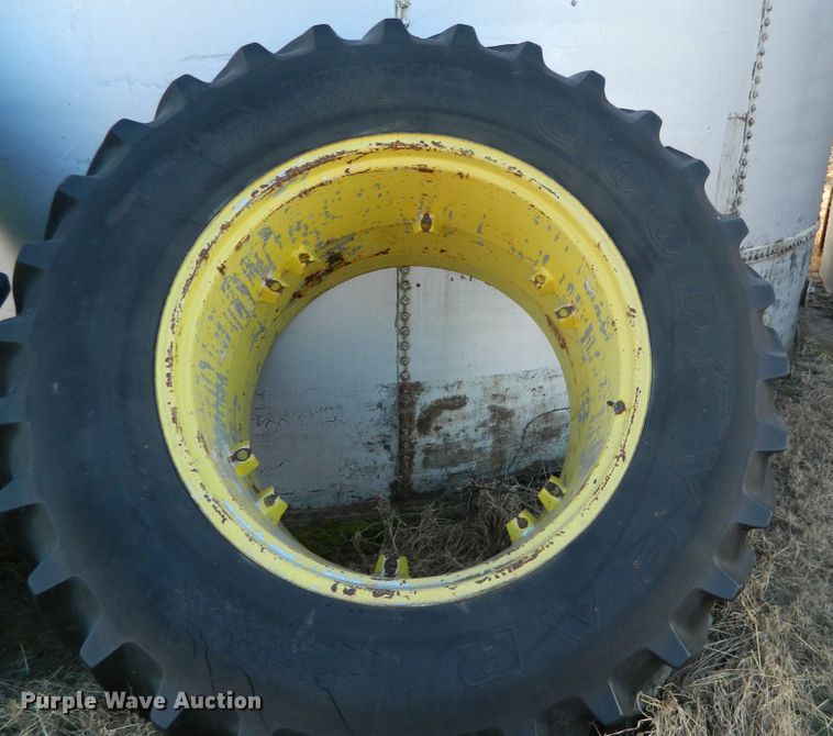 image for item DE4370 2001 John Deere 7610 MFWD tractor