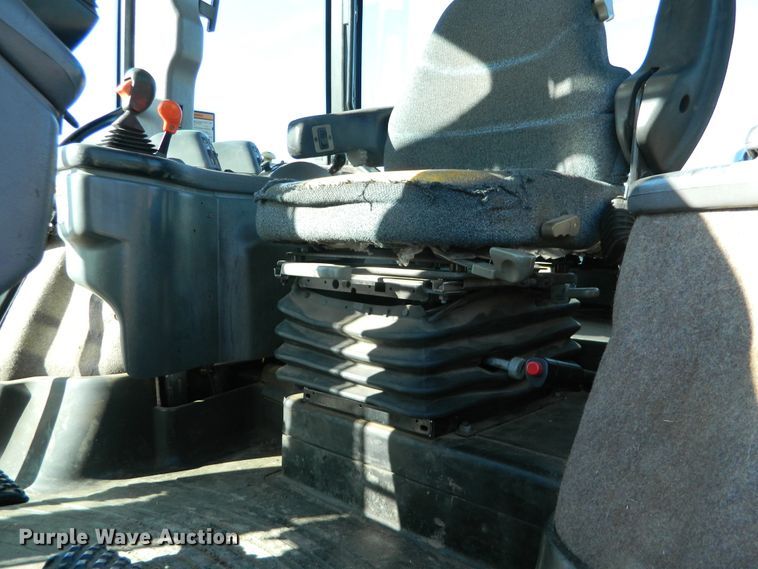 image for item DE4382 2002 Versatile 2210 MFWD tractor