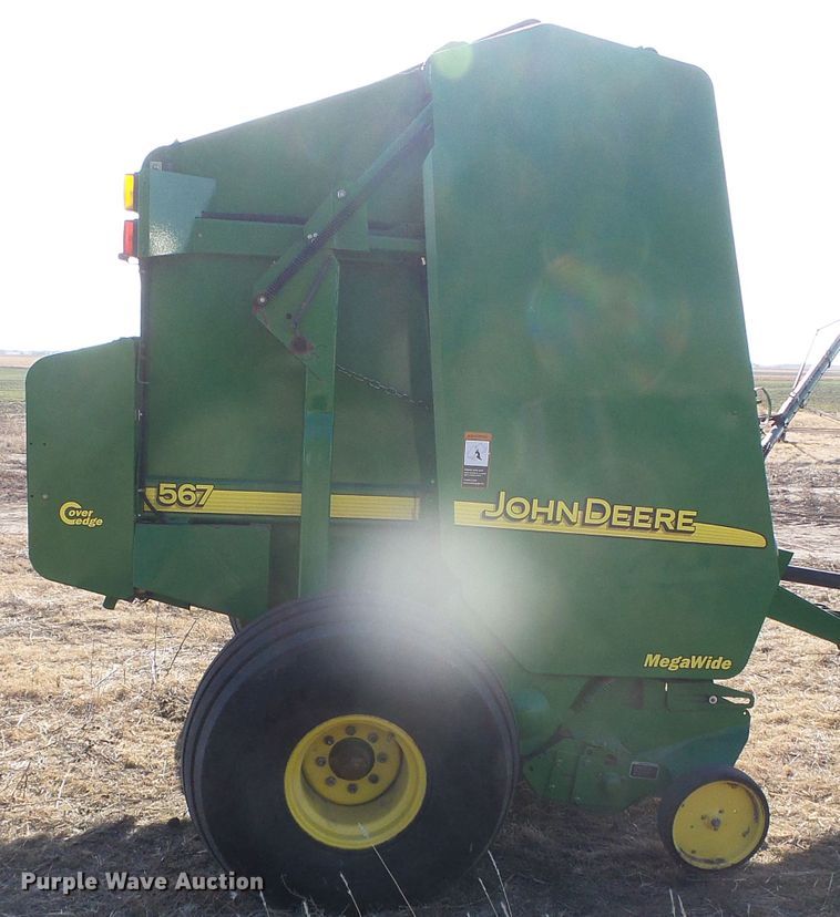image for item DG0409 2004 John Deere 567 round baler