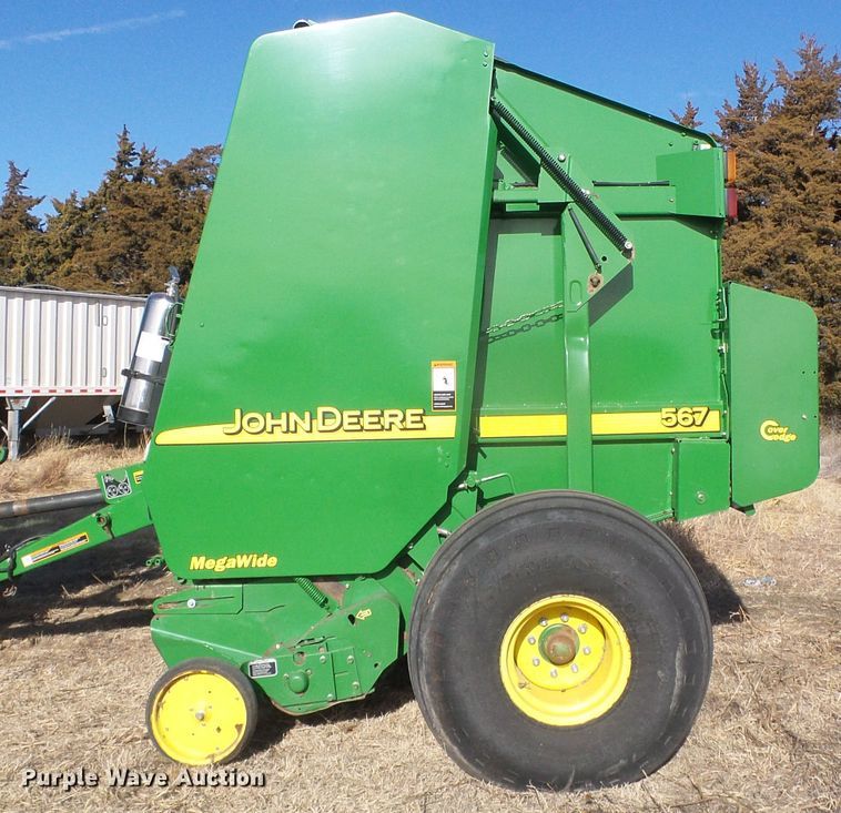 image for item DG0409 2004 John Deere 567 round baler