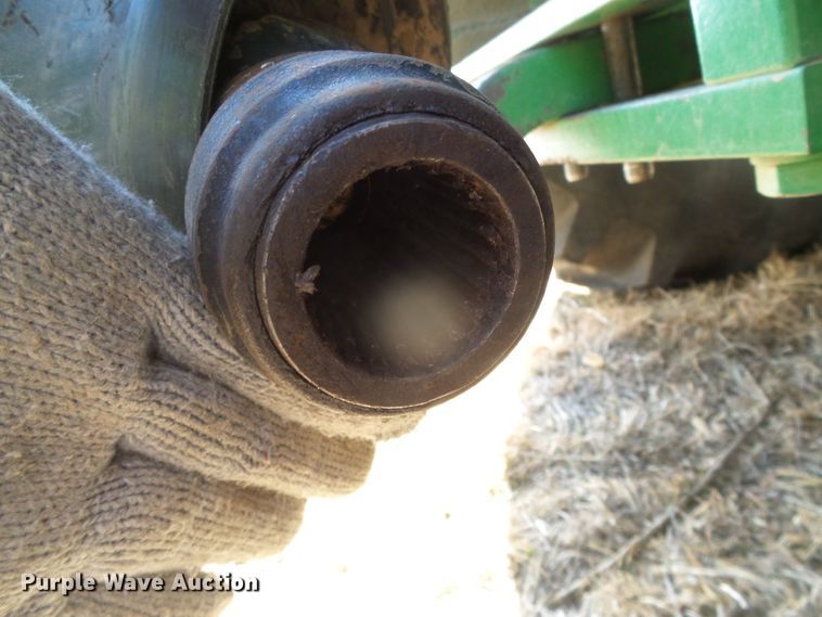 image for item DG0409 2004 John Deere 567 round baler