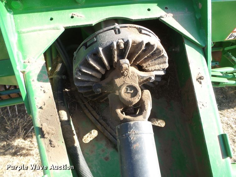 image for item DG0409 2004 John Deere 567 round baler