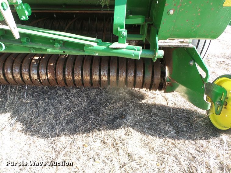 image for item DG0409 2004 John Deere 567 round baler